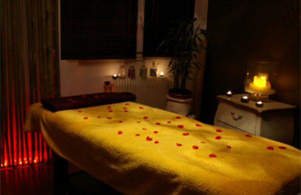 La salle de massage du Salon Bulle de Soi à Toulouse, chaleureuse et intimiste pour une détente absolue