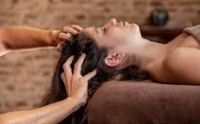 massage du cuir chevelu pour une relaxation, une détente et la libération des tensions Salon Bulle de Soi Toulouse